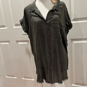 Umgee frayed hem blouse.